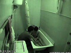 Amateur pair manages to have a fun hawt sex inside the diminutive bath