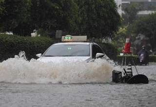 Some parts of Hainan experience heavy rainfall due to influence of Typhoon Trami