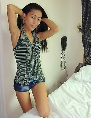 Petite Filipina pussy Alma