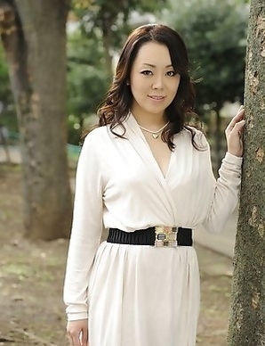 Yuna Yamami in a white dress is very elegant