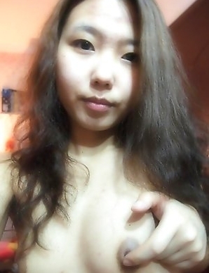 Naughty Chinese honey camwhoring in the nude