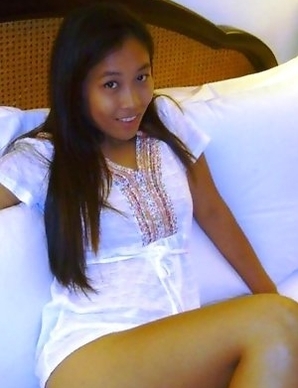 Singaporean babe posing naked in a hotel room