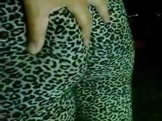   burro e camel toe em leggings. vídeo com tesão