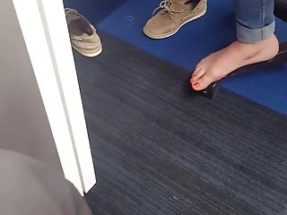 Candid Blond College Fötter Målade Toes Bibliotek