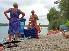 Nudist morfar på stranden - 3