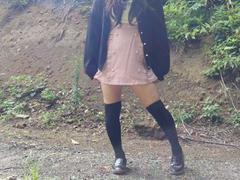 La travesti japonesa orina abiertamente en el bosque para una selfie.