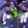 【決定的瞬間】あわや惨事に！NFLの巨漢選手たちに吹き飛ばされた音声さん