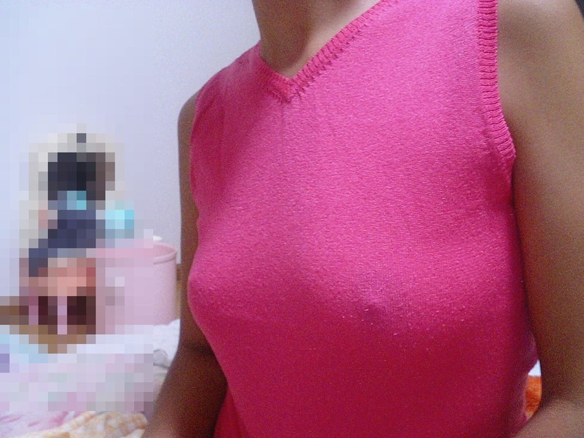 【乳首ポッチエロ画像】思わず2度見してしまう胸元に乳首が浮いてる女たち！ 38