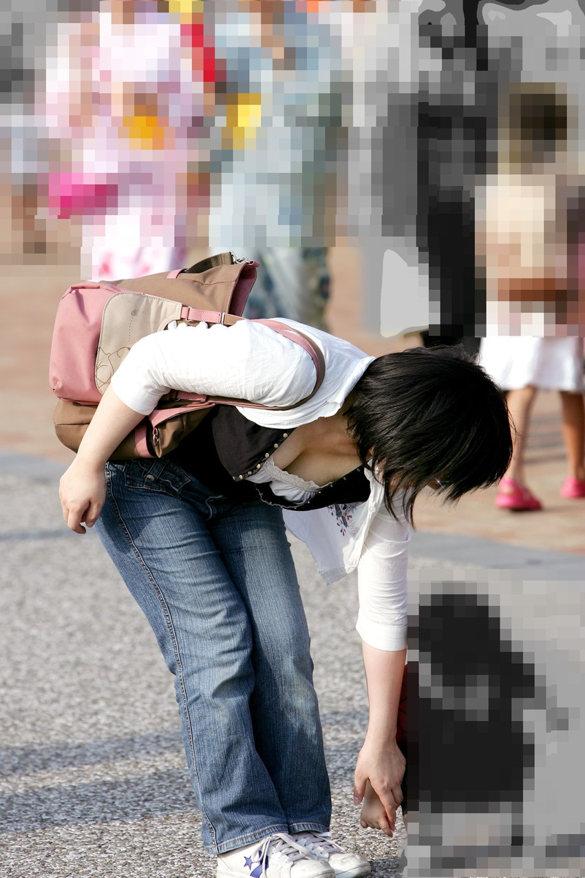 【街撮り胸チラエロ画像】偶然見つけた胸チラしている女の子撮ったったｗｗｗ 11