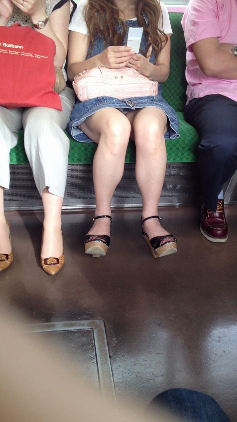 【電車内パンチラ】電車で対面に座ったパンチラ女子から視線が外せない！ 31