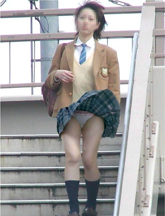 【風パンチラエロ画像】普段良い行いをしてるとJKや素人お姉さんたちの風パンチラが盗撮できちゃうよww 54