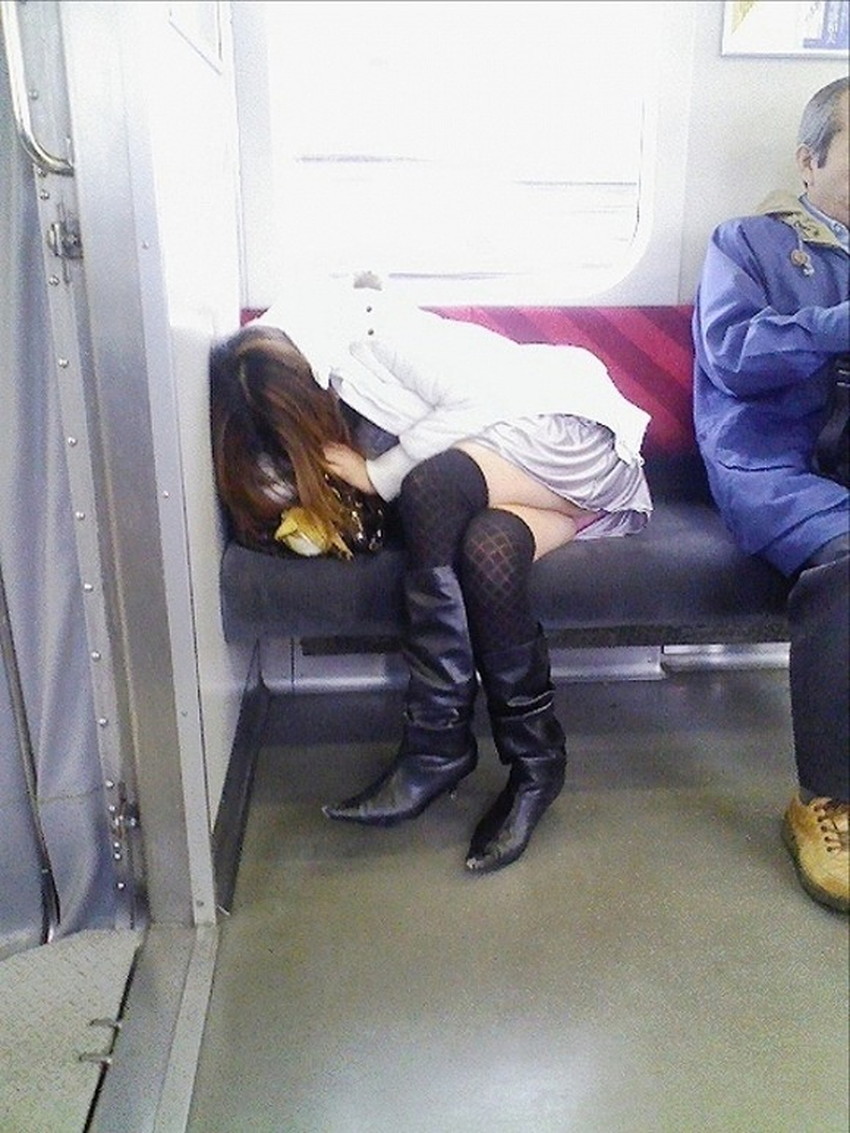 【居眠りパンチラエロ画像】居眠りOLが電車内でお股ユルユル！ww居眠り美女の無防備なパンチラを盗撮した居眠りパンチラのエロ画像集！ww【80枚】 23