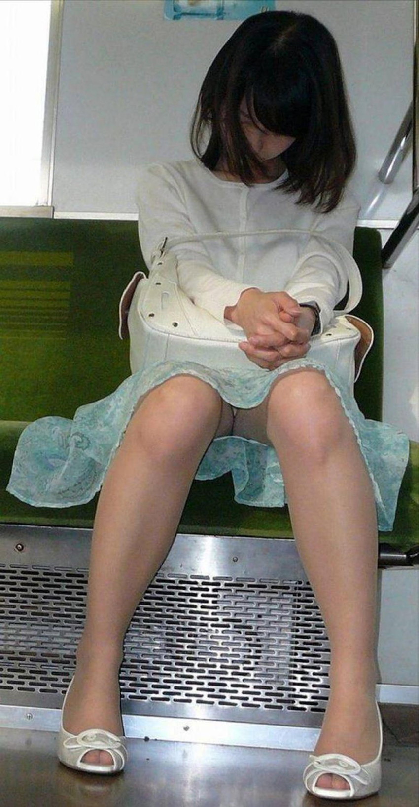 【居眠りパンチラエロ画像】居眠りOLが電車内でお股ユルユル！ww居眠り美女の無防備なパンチラを盗撮した居眠りパンチラのエロ画像集！ww【80枚】 32