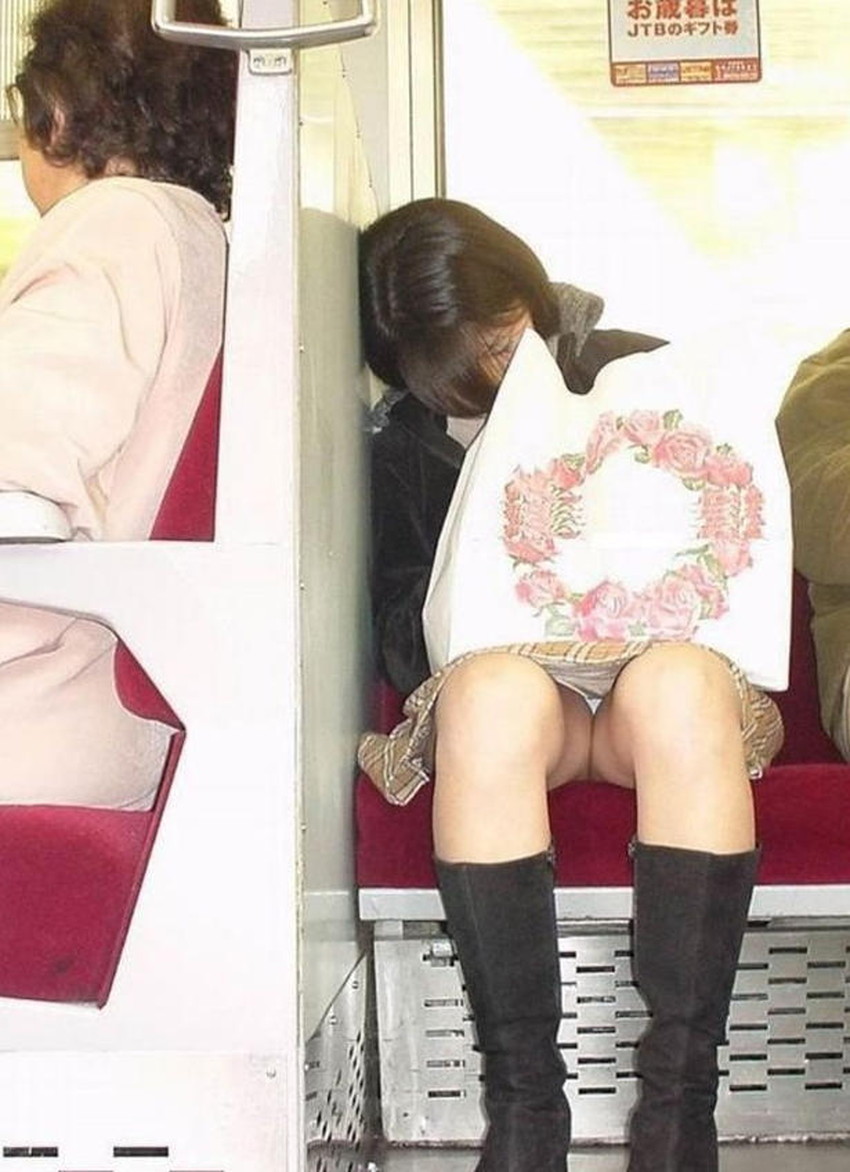 【居眠りパンチラエロ画像】居眠りOLが電車内でお股ユルユル！ww居眠り美女の無防備なパンチラを盗撮した居眠りパンチラのエロ画像集！ww【80枚】 55