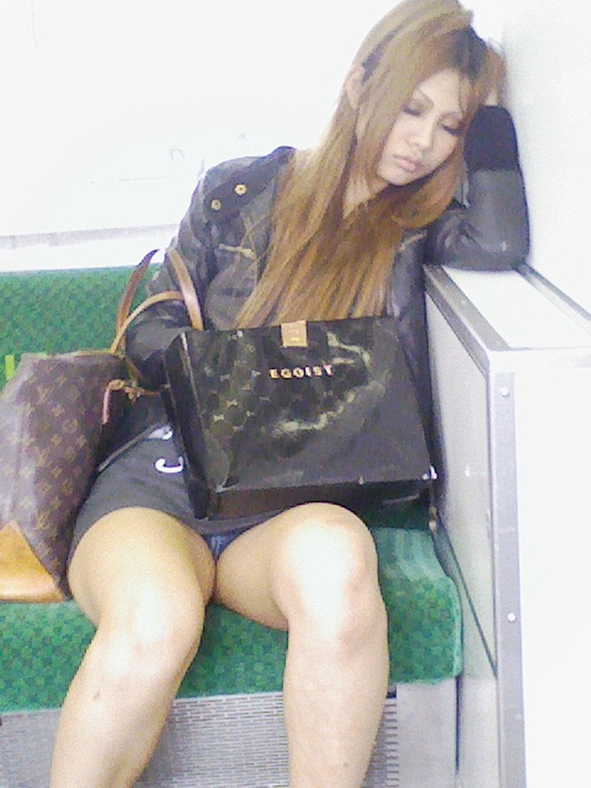 【居眠りパンチラエロ画像】居眠りOLが電車内でお股ユルユル！ww居眠り美女の無防備なパンチラを盗撮した居眠りパンチラのエロ画像集！ww【80枚】 76