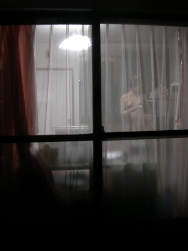 【民家盗撮エロ画像】素人人妻や一人暮らしJDを窓から覗いて風呂上がりや着替えを盗撮しちゃった民家盗撮のエロ画像集w 18