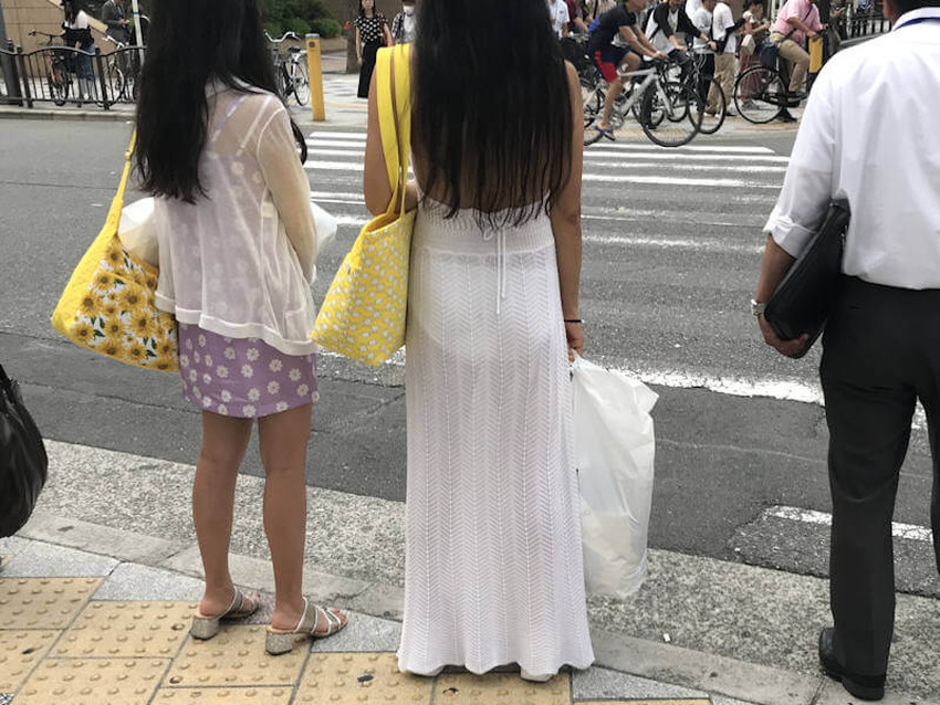 【街撮りエロ画像】街に出掛けて素人女子の胸チラやパンチラ、パイスラや透けパンを盗撮しまくる街撮りのエロ画像集！ww【80枚】 24