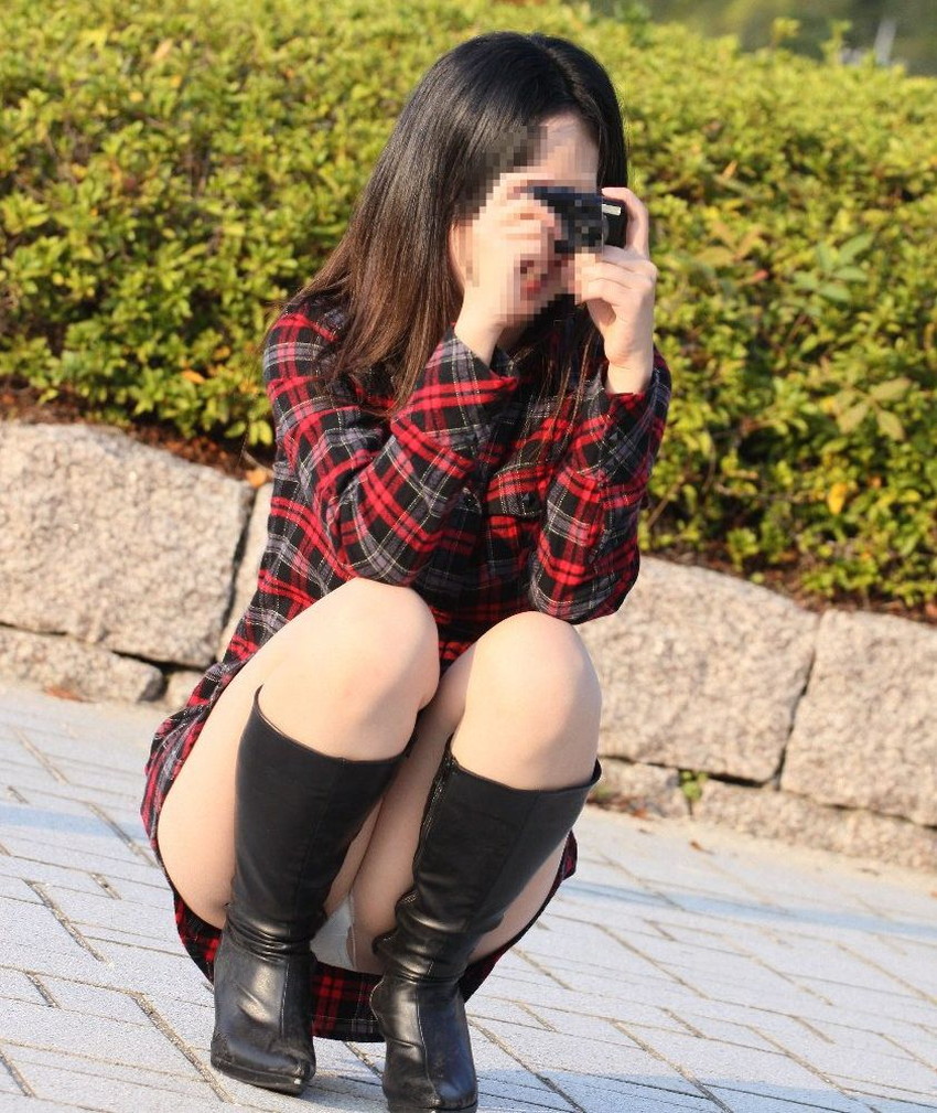 【うんこ座りパンチラエロ画像】無防備な制服JKやスカートのお嬢さんがうんこ座りでモリマンパンチラしてるところを盗撮したったうんこ座りパンチラのエロ画像集！ww【80枚】 38