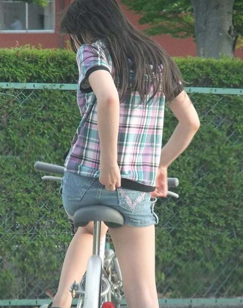 【自転車尻エロ画像】尻肉がサドルに食い込むチャリンコ女子をずっと見送っていられる自転車尻のエロ画像集！ww【80枚】 80