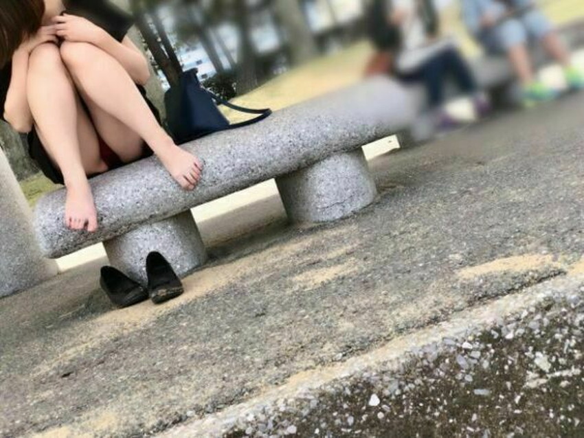 【素人パンチラエロ画像】素人JDやOL、若妻の無防備なパンチラに遭遇したい！知らない女子の無防備な下着をバッチリ盗撮した素人パンチラのエロ画像集！ww【80枚】 24