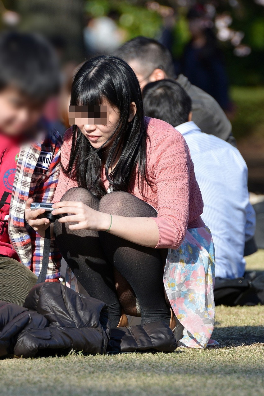 【素人パンチラエロ画像】素人JDやOL、若妻の無防備なパンチラに遭遇したい！知らない女子の無防備な下着をバッチリ盗撮した素人パンチラのエロ画像集！ww【80枚】 37