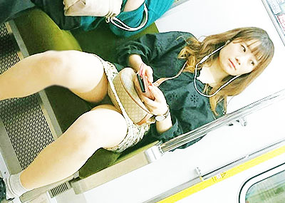 【電車内パンチラエロ画像】辛い満員電車の中のオアシス電車内パンチラ！スーツOLや制服JKのデルタゾーンからパンティー見えてる電車内パンチラのエロ画像集！【80枚】