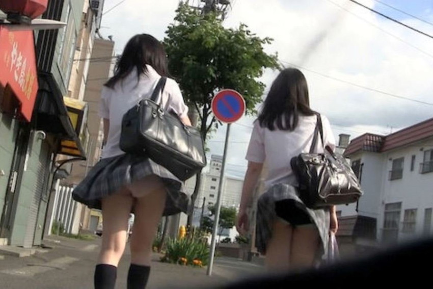 【街撮りパンチラエロ画像】買物中のスカート美女や下校中の制服JKたちのパンチラを尾行盗撮してオナネタにしたった街撮りパンチラのエロ画像集！ww【80枚】 68