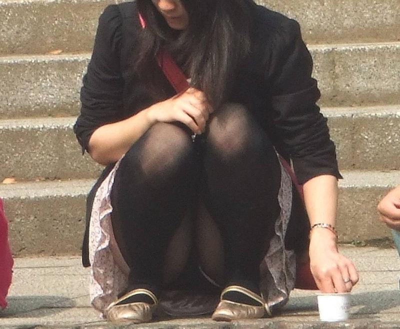 【街撮りパンチラエロ画像】買物中のスカート美女や下校中の制服JKたちのパンチラを尾行盗撮してオナネタにしたった街撮りパンチラのエロ画像集！ww【80枚】 74