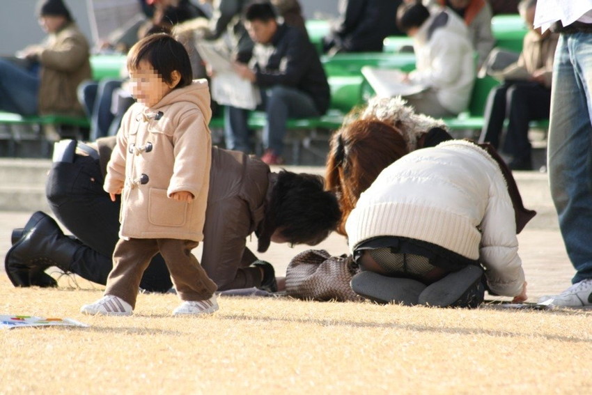 【人妻盗撮エロ画像】素人奥さんが子供に夢中で巨乳を胸チラしてたりデカ尻のパンティーラインを隠し撮りしたり、オナニーや不倫を盗撮しちゃった人妻盗撮のエロ画像集ww【80枚】 34