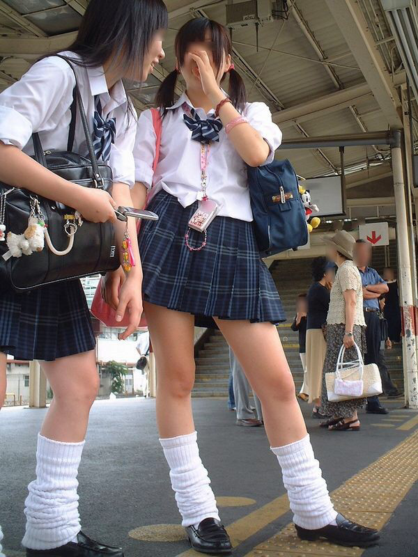 【夏服JKエロ画像】白ブラウスから透けブラや胸チラ！ミニスカの制服から生足パンチラしてる無防備過ぎる夏服JKのエロ画像集！ｗw【80枚】 44