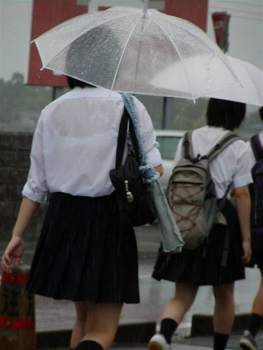 【夏服JKエロ画像】白ブラウスから透けブラや胸チラ！ミニスカの制服から生足パンチラしてる無防備過ぎる夏服JKのエロ画像集！ｗw【80枚】 74