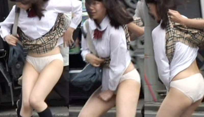 【スカートめくりエロ画像】素人娘に後ろから近づきスカートめくりでパンモロさせたり、スカート巾着めくりで全裸露出させちゃったスカートめくりのエロ画像集！ww【80枚】 62