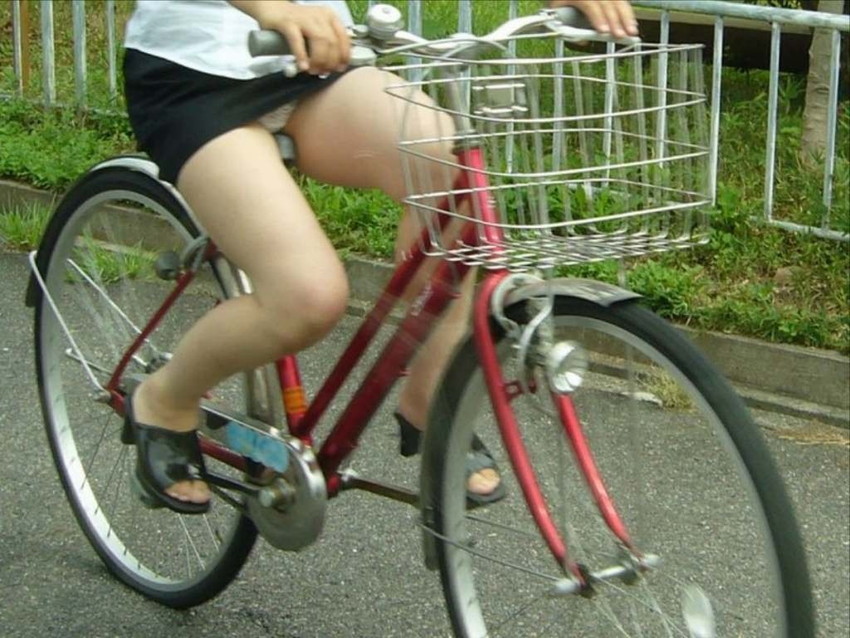 【自転車OLエロ画像】OLスーツのタイトスカートの太ももや美尻、パンチラが堪らなさすぎるOL自転車のエロ画像集！ww【80枚】 02