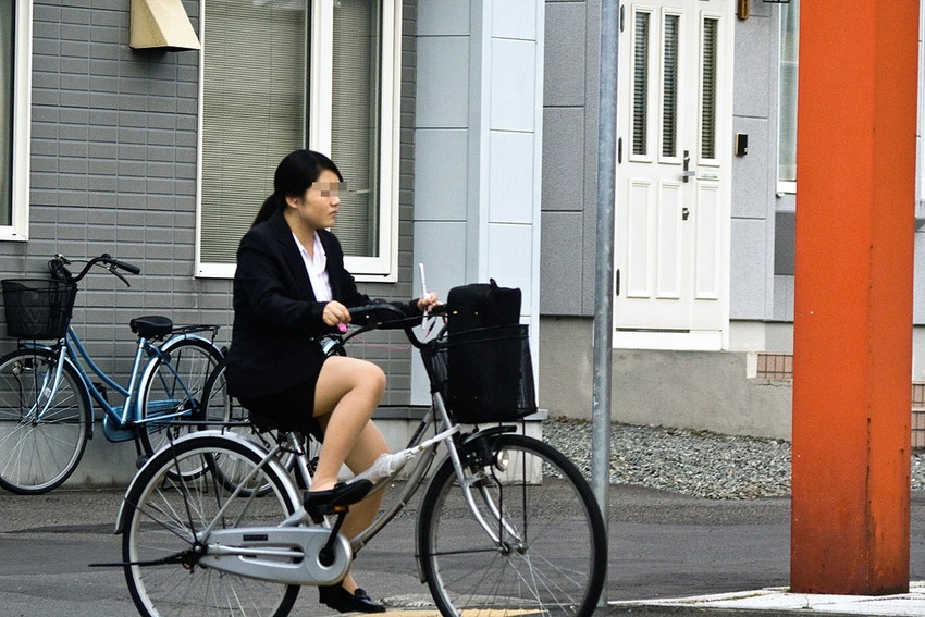 【自転車OLエロ画像】OLスーツのタイトスカートの太ももや美尻、パンチラが堪らなさすぎるOL自転車のエロ画像集！ww【80枚】 05