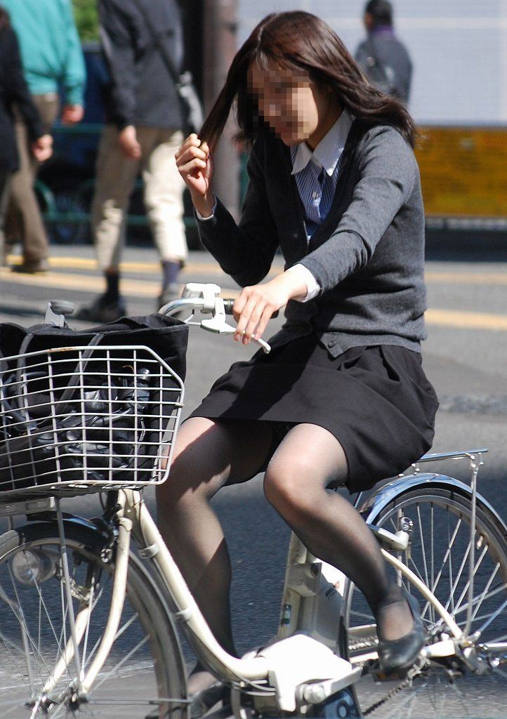 【自転車OLエロ画像】OLスーツのタイトスカートの太ももや美尻、パンチラが堪らなさすぎるOL自転車のエロ画像集！ww【80枚】 17