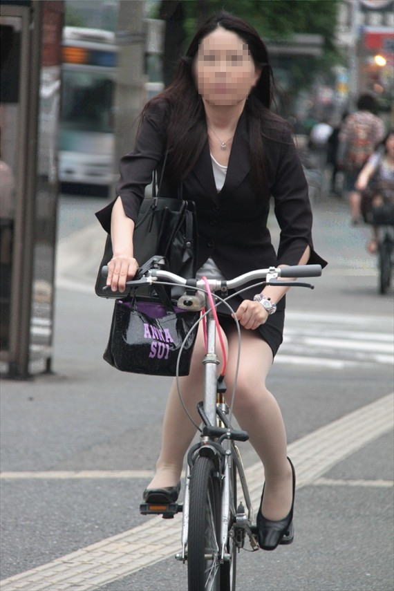 【自転車OLエロ画像】OLスーツのタイトスカートの太ももや美尻、パンチラが堪らなさすぎるOL自転車のエロ画像集！ww【80枚】 21