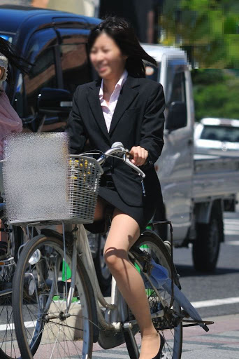 【自転車OLエロ画像】OLスーツのタイトスカートの太ももや美尻、パンチラが堪らなさすぎるOL自転車のエロ画像集！ww【80枚】 26