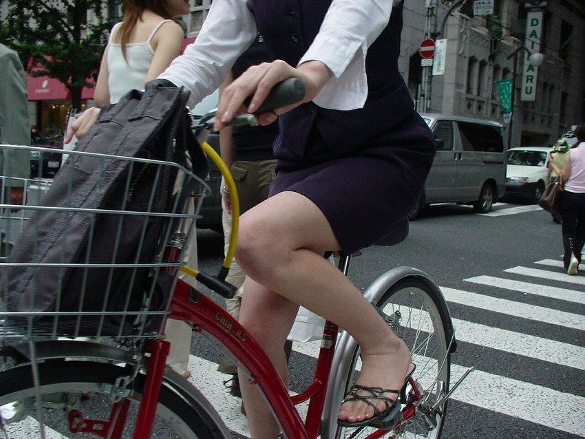 【自転車OLエロ画像】OLスーツのタイトスカートの太ももや美尻、パンチラが堪らなさすぎるOL自転車のエロ画像集！ww【80枚】 39