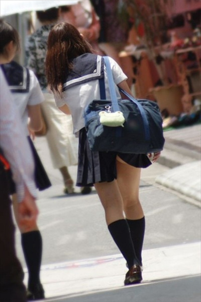 【巻き込みスカートエロ画像】制服JKやミニスカ女子達がトイレ後パンティーやバッグにスカート巻き込んで素人パンティー丸見え状態な巻き込みスカートのエロ画像集ww【80枚】 56