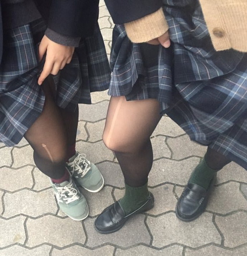 【パンストJKエロ画像】冬服を着た制服JKたちの黒パンストにちんぽを擦りつけて足コキさせたくなるパンストJKのエロ画像集！ww【80枚】 23