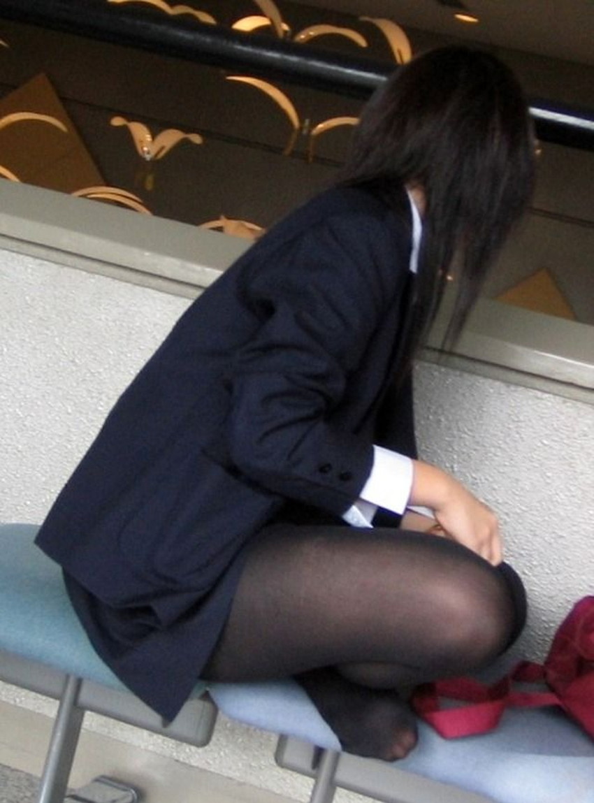 【パンストJKエロ画像】冬服を着た制服JKたちの黒パンストにちんぽを擦りつけて足コキさせたくなるパンストJKのエロ画像集！ww【80枚】 27