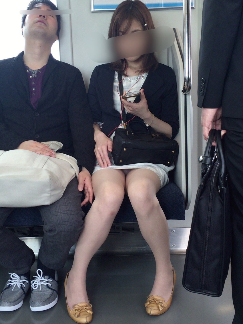 【電車内盗撮エロ画像】素人娘のパンチラや胸チラを電車内で狙ってみた結果 12