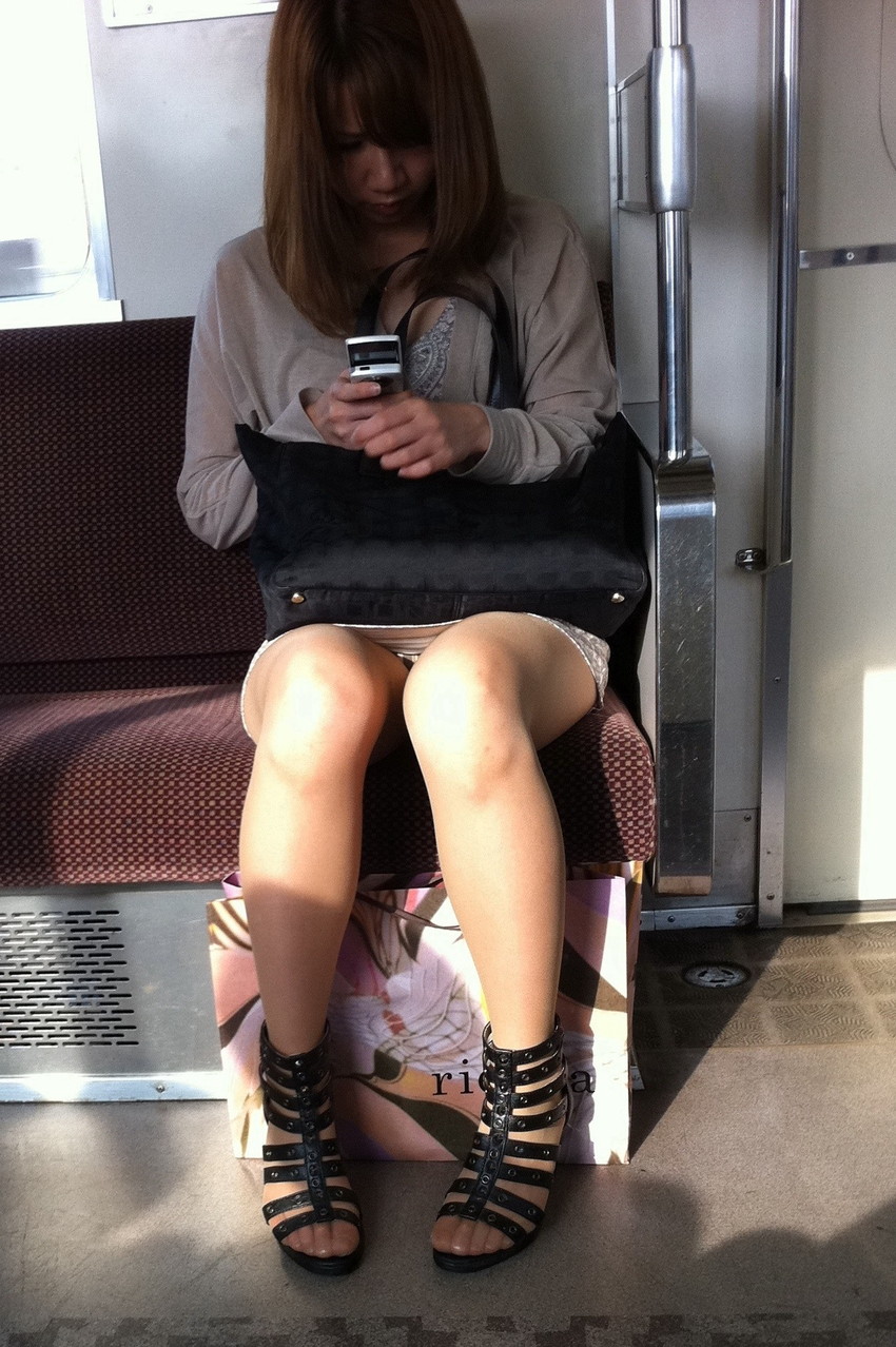 【電車内盗撮エロ画像】素人娘のパンチラや胸チラを電車内で狙ってみた結果 24