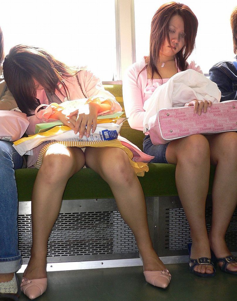 【電車内盗撮エロ画像】素人娘のパンチラや胸チラを電車内で狙ってみた結果 29