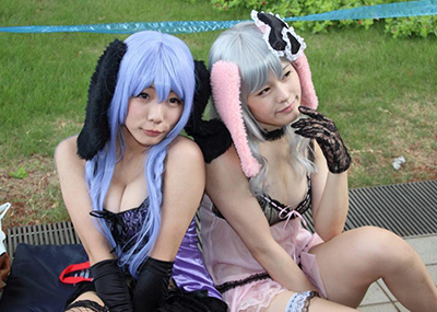 【コスプレイヤーエロ画像】イベント会場で過激な露出の衣装で立ち回るコスプレイヤー！