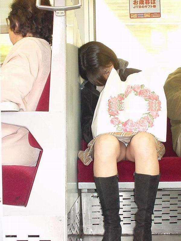 【電車内盗撮エロ画像】電車内で狙った素人娘たちのパンチラや胸チラｗｗｗ 47