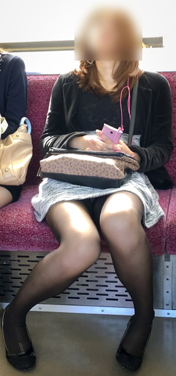 【電車内盗撮エロ画像】電車内でパンチラしている女子見つけたから撮ったったｗ 11