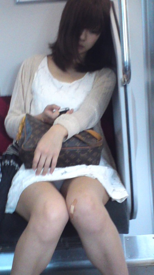 【電車内盗撮エロ画像】電車内でパンチラしている女子見つけたから撮ったったｗ 36