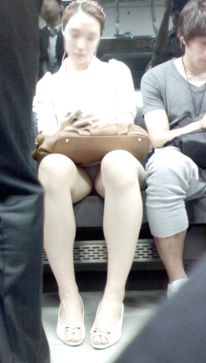【電車内盗撮エロ画像】電車内でパンチラしている女子見つけたから撮ったったｗ 39