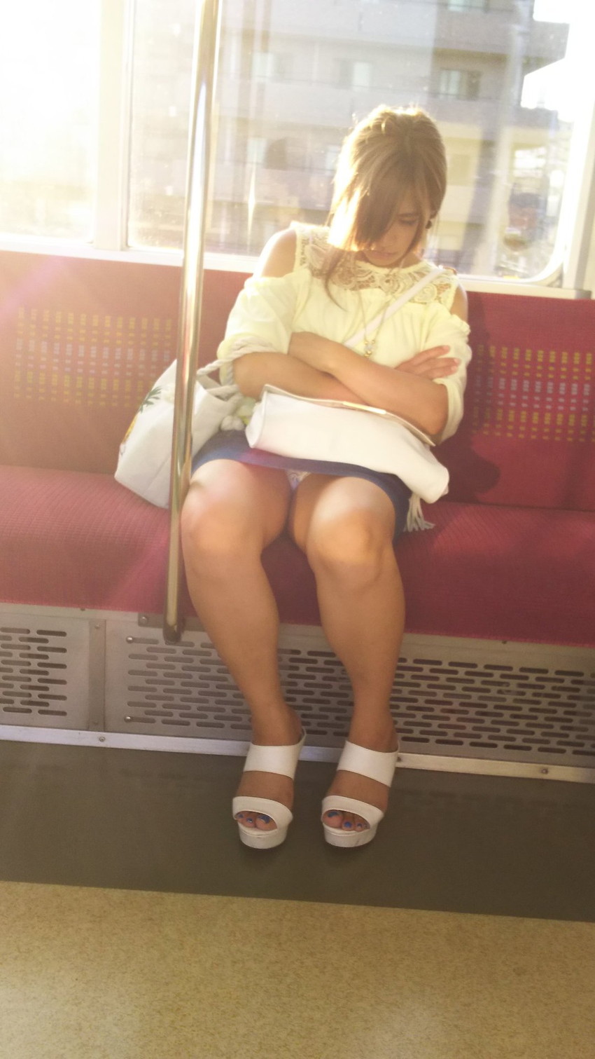 【電車内盗撮エロ画像】電車内でパンチラしている女子見つけたから撮ったったｗ 48
